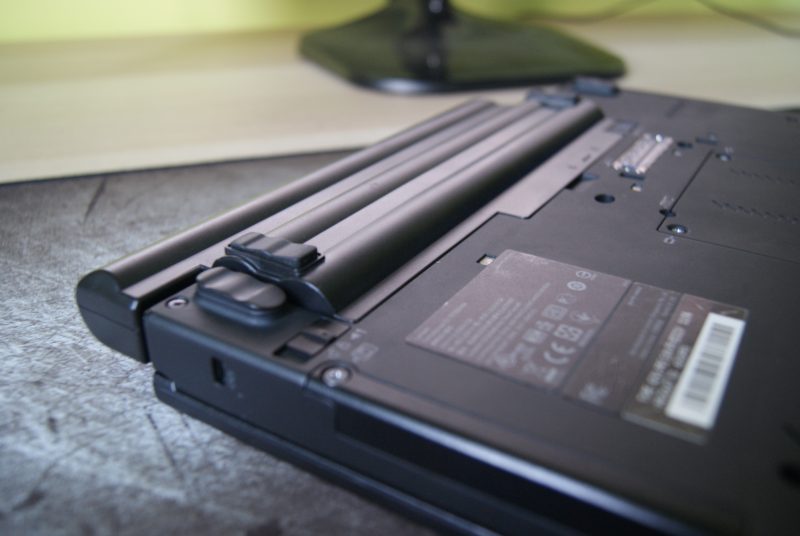 Bateria 6600 mAh wystaje poza obrys laptopa